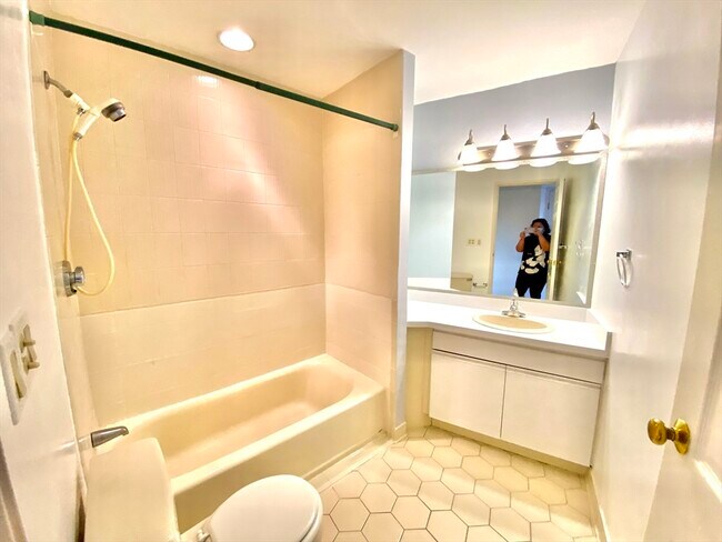 Building Photo - 90 Quincy Shore Dr