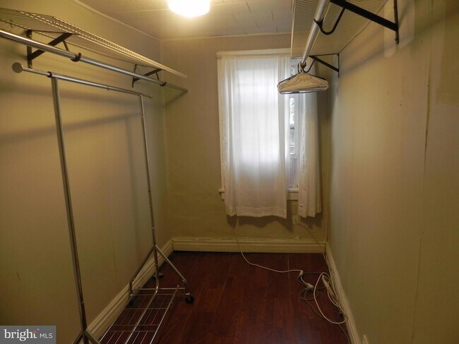 Building Photo - 319 W 28th St