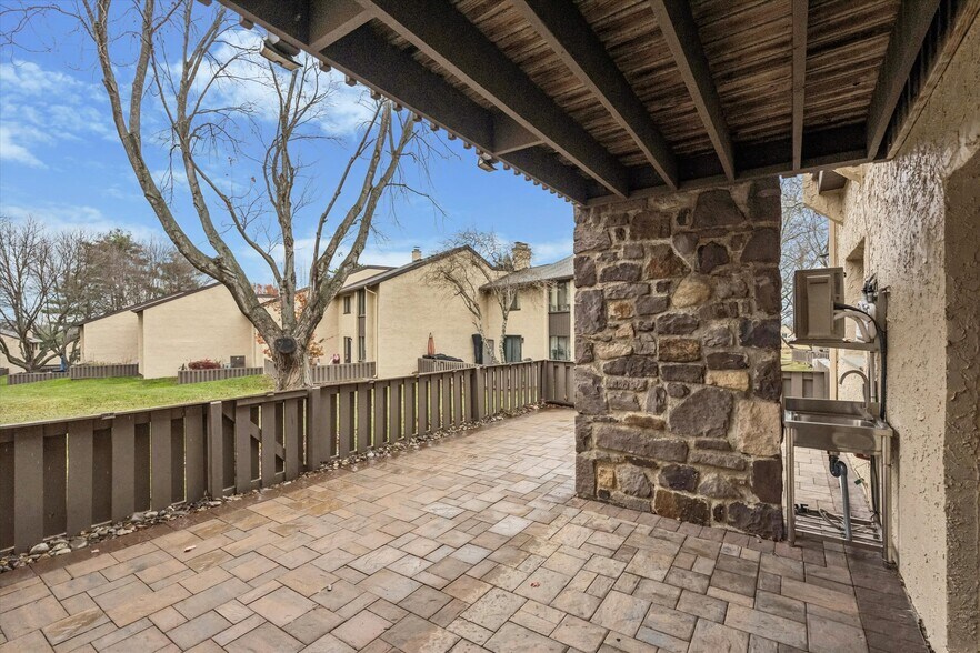 Building Photo - 42 Golf Club Dr