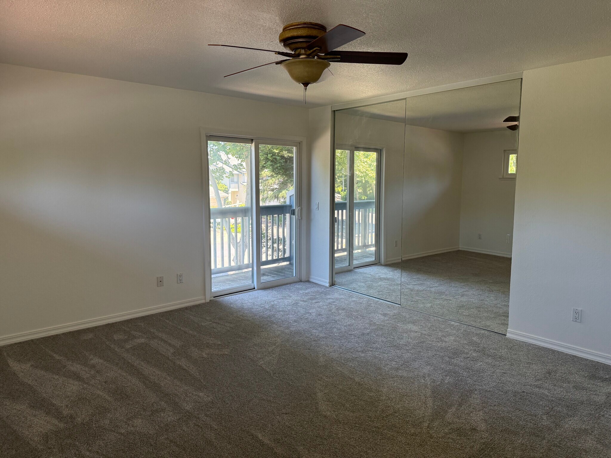 Building Photo - 4994 Country Club Dr