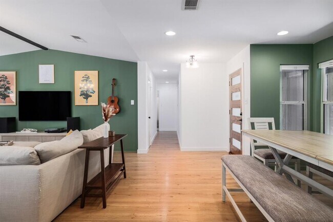 Building Photo - 2205 Trede Dr