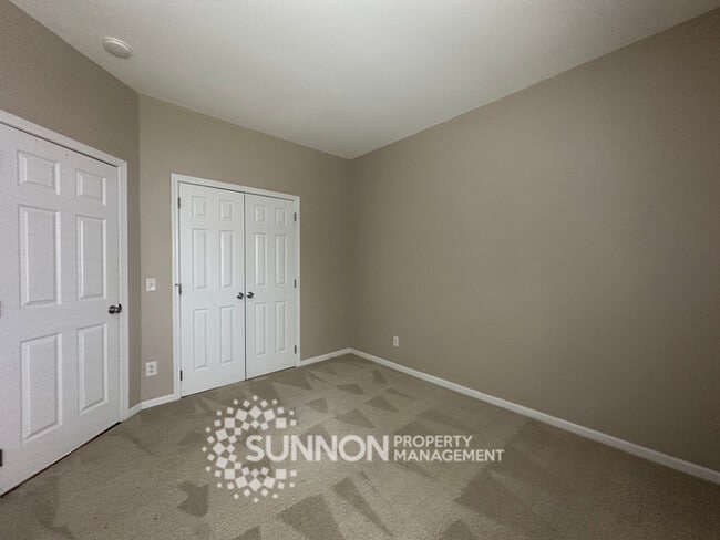 Building Photo - Charming 3-Bedroom Ranch with Sunroom & Wo...