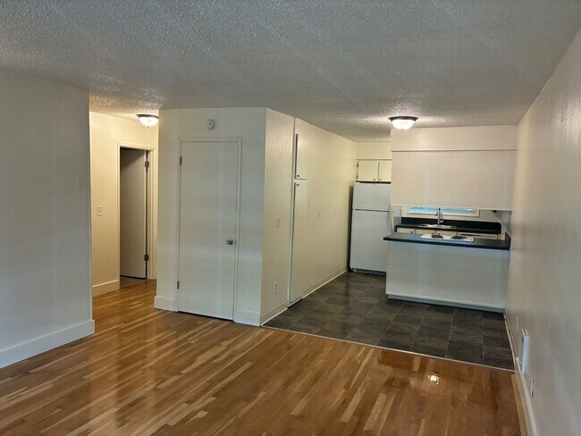 Building Photo - Upper 2bed, hardwoods, dishwasher, parking...