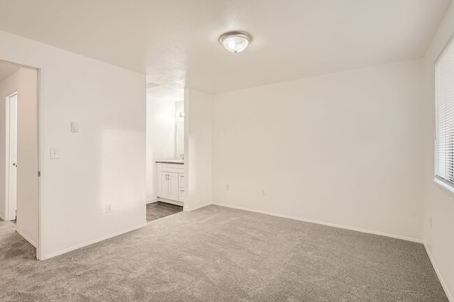 Building Photo - 2025 C St SE