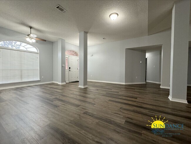 Building Photo - Stunning 4Bedroom Home in Alicia's Place of Crestview!