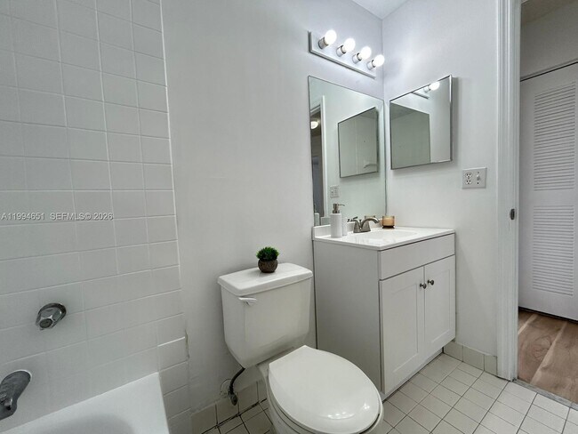 Building Photo - 6255 SW Kendale Lakes Cir