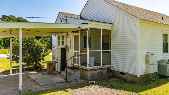 Building Photo - Convenient Hwy. 55 Location – Charming 2BR with Large Yard