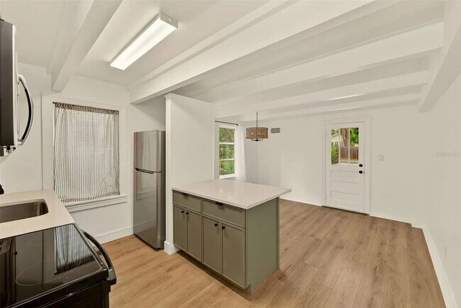 Building Photo - 925 16th Ave N