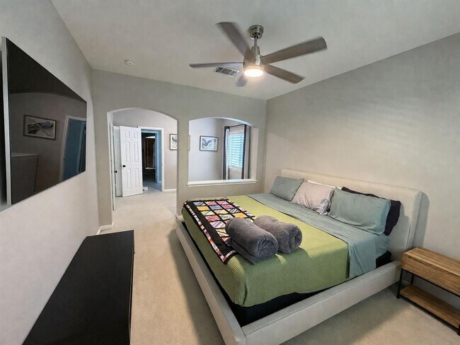 Building Photo - 2536 Crenshaw Dr
