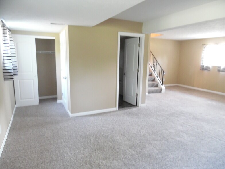 Building Photo - 8760 Ashbrook Dr