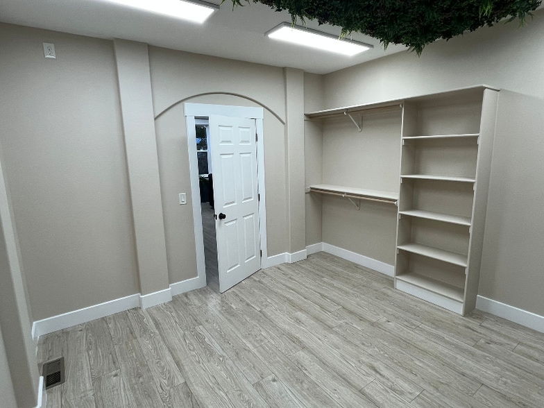 Building Photo - 613 W Clark St