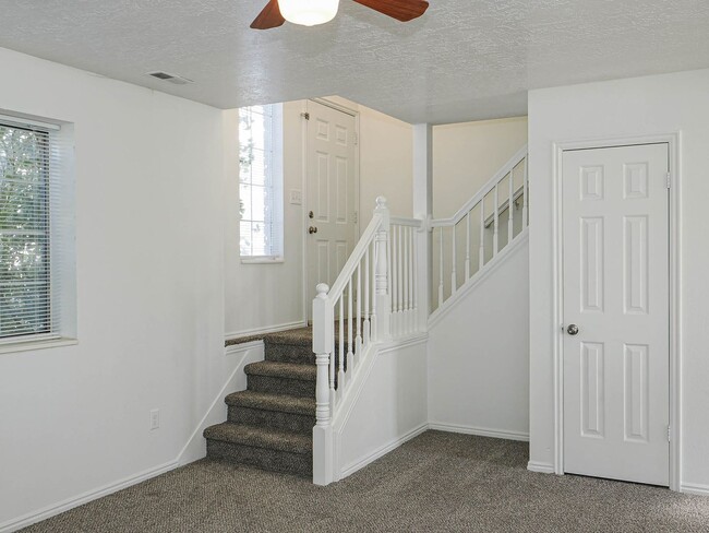 Building Photo - RES_LI_1683