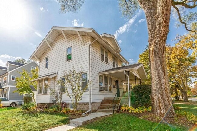 Building Photo - 203 Catalpa Dr