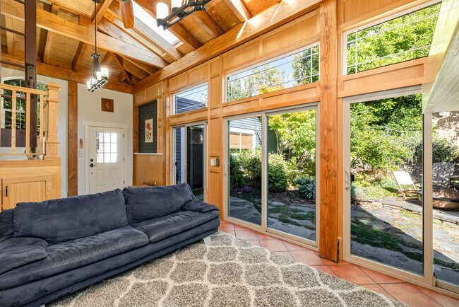 Building Photo - Sunset Hill Home