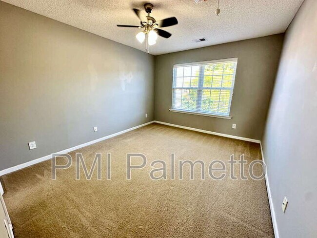 Building Photo - 303 Buckthorne Dr