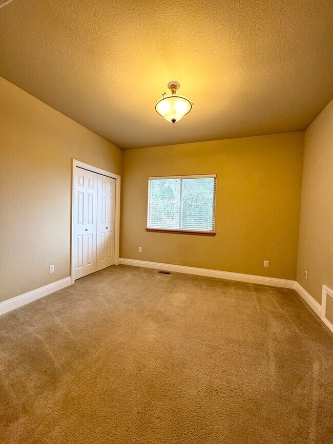 Building Photo - Stunning Executive 4 Bedroom 2 Bath Home in Northwest Loveland - 3-Car Garage!