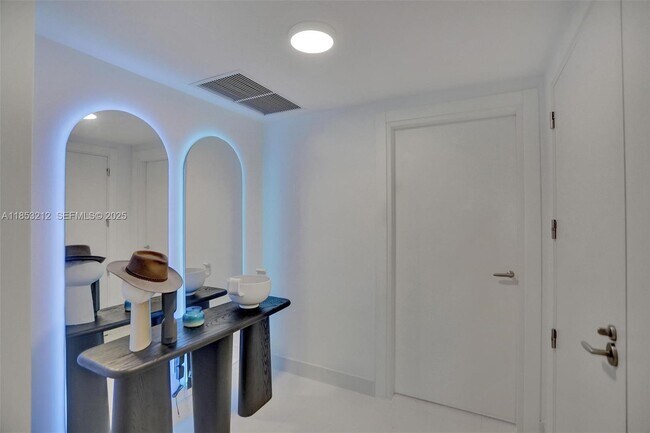 Building Photo - 2627 S Bayshore Dr