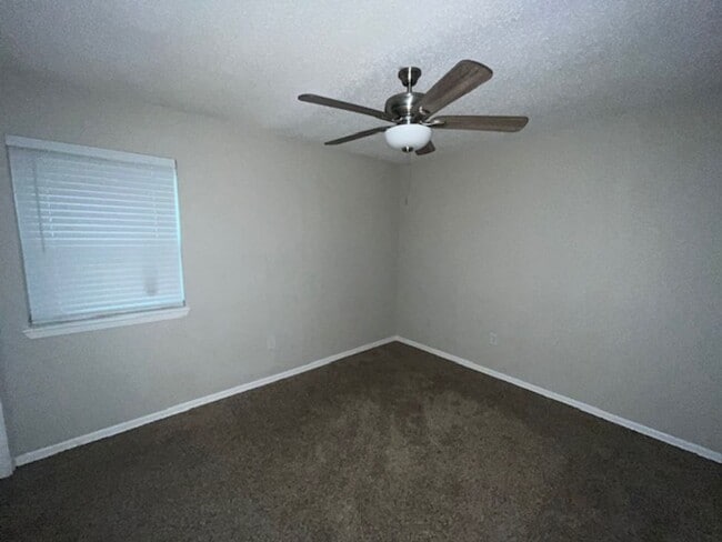 Building Photo - 2506 Hidden Valley Dr