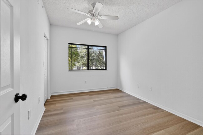 Building Photo - 2804 Sarento Pl