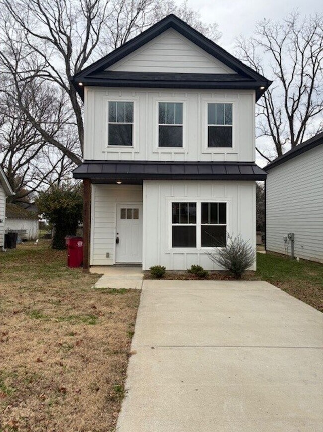 Building Photo - Charming 3-Bedroom Home with Modern Finishes in the Heart of Clarksville
