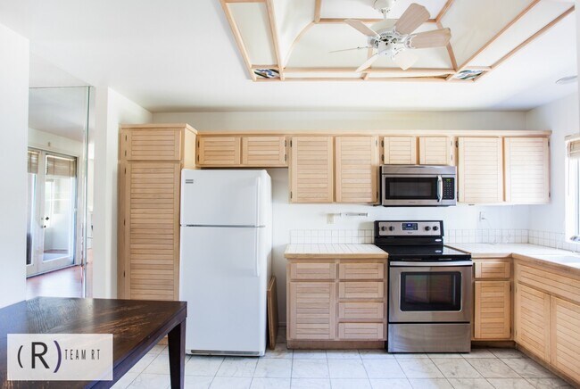 Building Photo - Fully Furnished 3be/3ba Home in Desirable ...