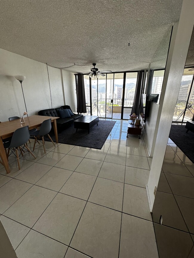 Building Photo - 2121 Ala Wai Blvd