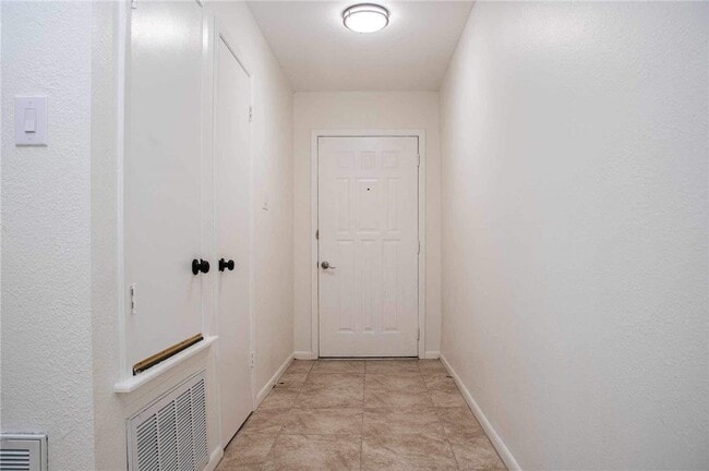 Building Photo - 9563 Goldfinch Cir