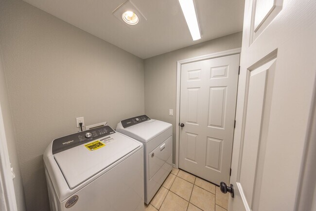 Building Photo - 5 bedroom home in Orchards - RV Parking