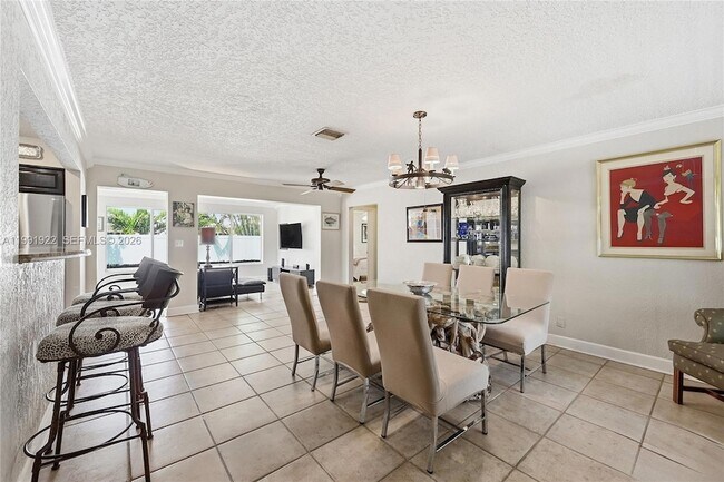 Building Photo - 2725 SE 2nd Ct