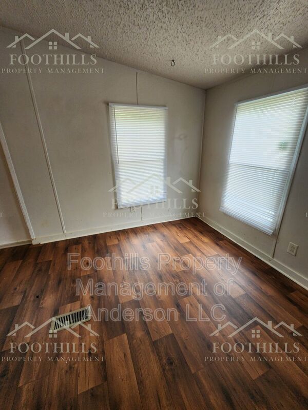 Building Photo - 104 Hickory Forest Dr
