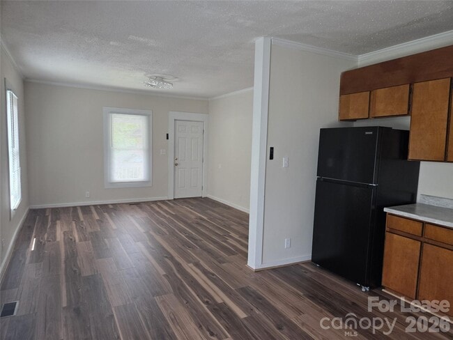 Building Photo - 127 N Maple St