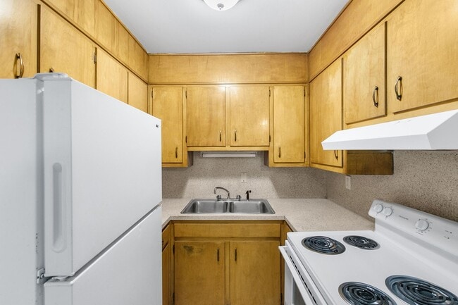 Building Photo - Celeste Manor - 1 Bedroom / 1 Bathroom, Updated