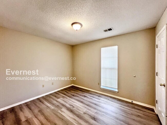 Building Photo - 3 Bed, 2 Bath Home with Fenced Yard / Pet-Friendly / Coming Soon!