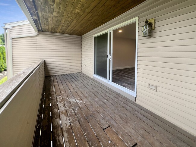 Building Photo - Gorgeous and newly renovated townhouse-sty...