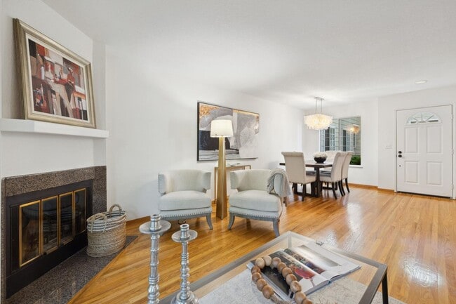 Building Photo - Delightful 3/3bth End-Unit Townhouse in Ce...