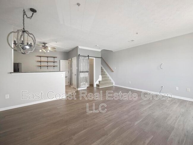 Building Photo - 4910 Edgeware Terrace