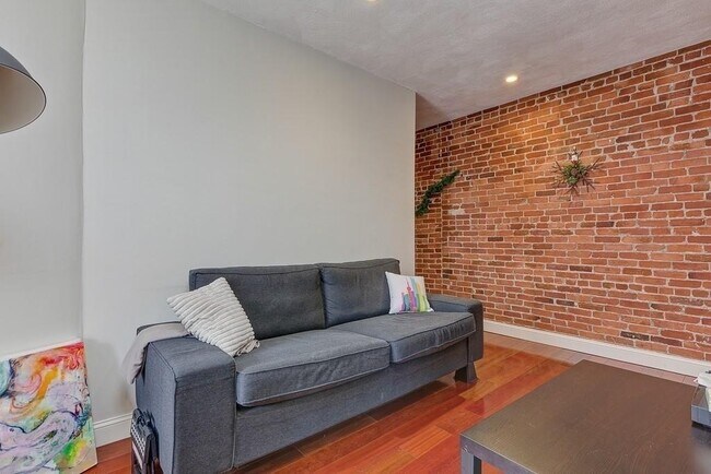 Building Photo - NO FEE - Renovated Two Bed Near Northeastern