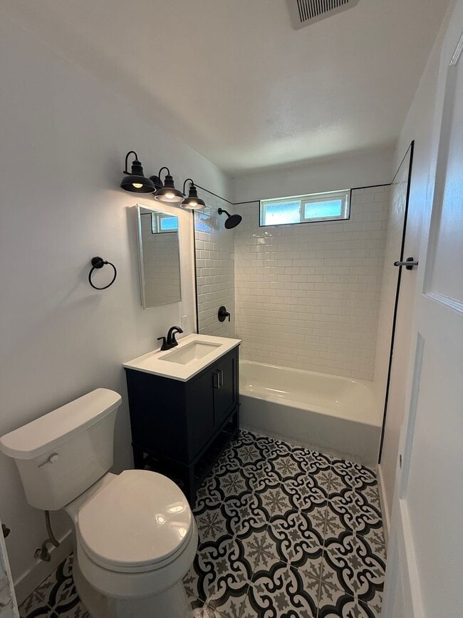 Building Photo - Beautifully Refurbished 2 Bedroom, 1 Bath Apartment