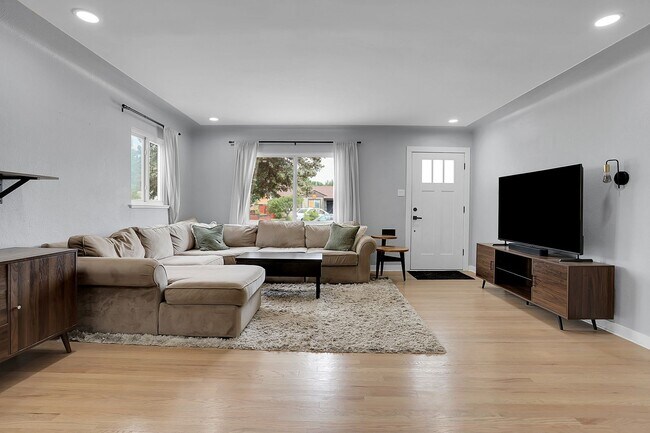 Building Photo - Modern and cozy 3 bedroom, 2 bath home