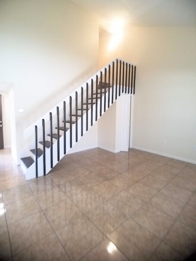 Building Photo - Beautiful 2/2 Towhhouse Feel Condo  x Rent...