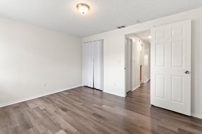 Building Photo - 2 Bedroom Townhome - Spacious!