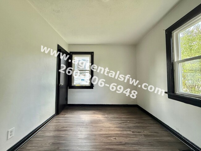 Building Photo - 2 bedroom house