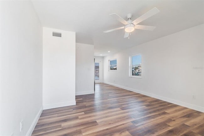 Building Photo - 14919 N Bayshore Dr