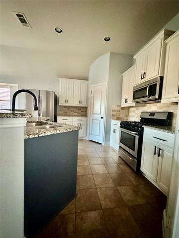 Building Photo - 667 Sharpley Dr