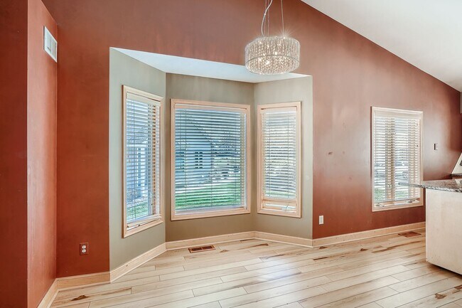 Building Photo - Beautiful 3-Bed 3-Bath Townhouse in Shoreview!