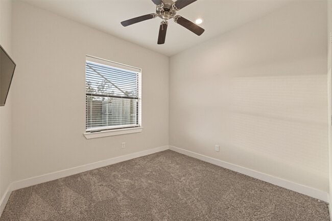 Building Photo - 3925 Tulane Oak Dr