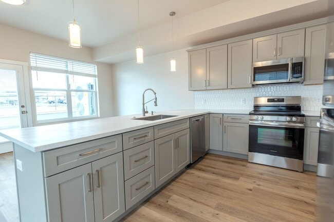 Building Photo - Beautiful 3br Townhome w 1-car Garage (2024)