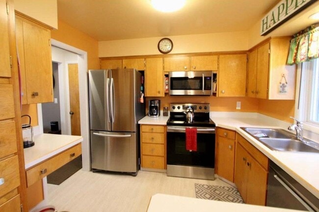 Building Photo - 2646 Yellowstone Ave