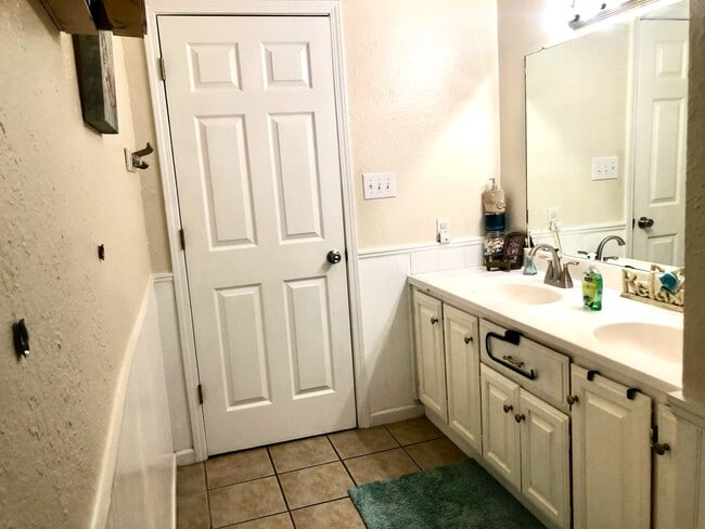 Building Photo - 710 Woodland Dr