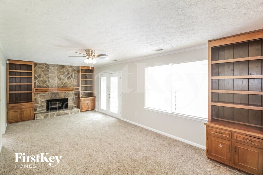 Building Photo - 600 River Oak Loop